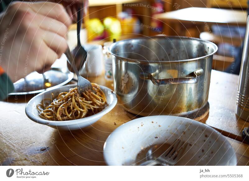 Spaghetti Teller mit Topf pasta Nudeln Essen Essen zubereiten essen und trinken Mittagessen Abendessen Mahlzeit Kohlenhydrate Lebensmittel Ernährung Speise