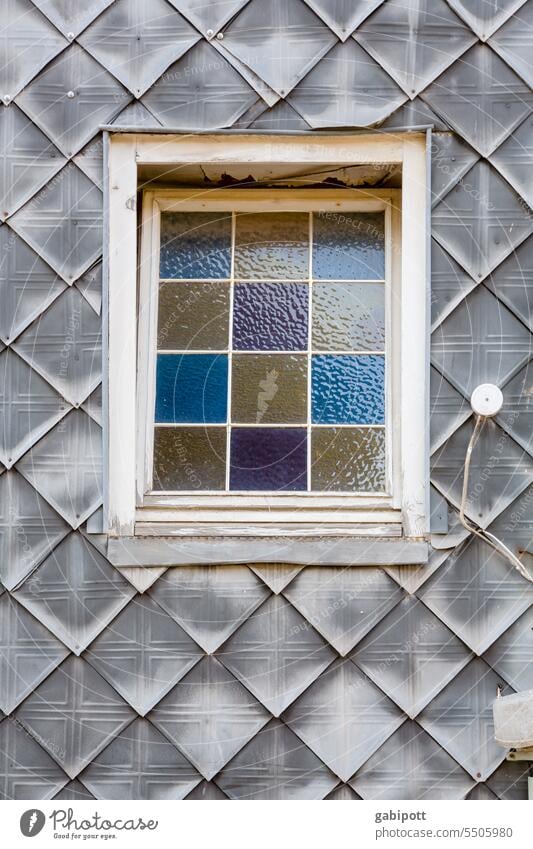 Drinkje bej Inkje | buntglasfenster Fenster bunt gemischt Fassade Schiefer alt Buntglasfenster Farbfoto Menschenleer mehrfarbig farbenfroh blau Farbe gelb grün