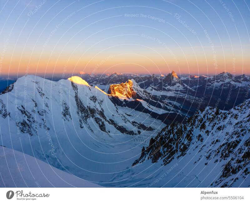 unverkäuflich | Sonnenaufgang auf 4500m hochalpin Farbfoto Berge u. Gebirge Landschaft Außenaufnahme Matterhorn Alpen Gipfel Schweiz Natur Panorama (Aussicht)