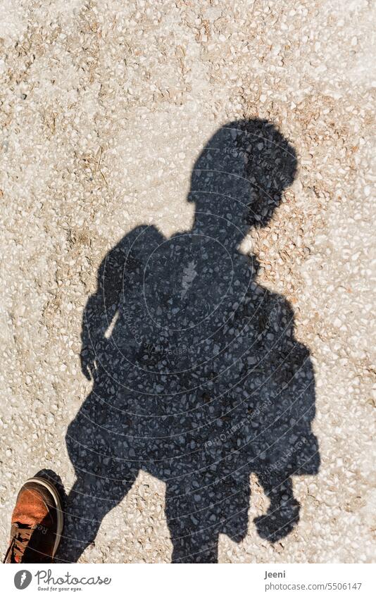 Parallelwelt | Schattenseiten eines Menschen Sommer Silhouette Sonnenlicht Körperhaltung Porträt Kontrast Schattenwurf Schattenspiel stehen Strukturen & Formen