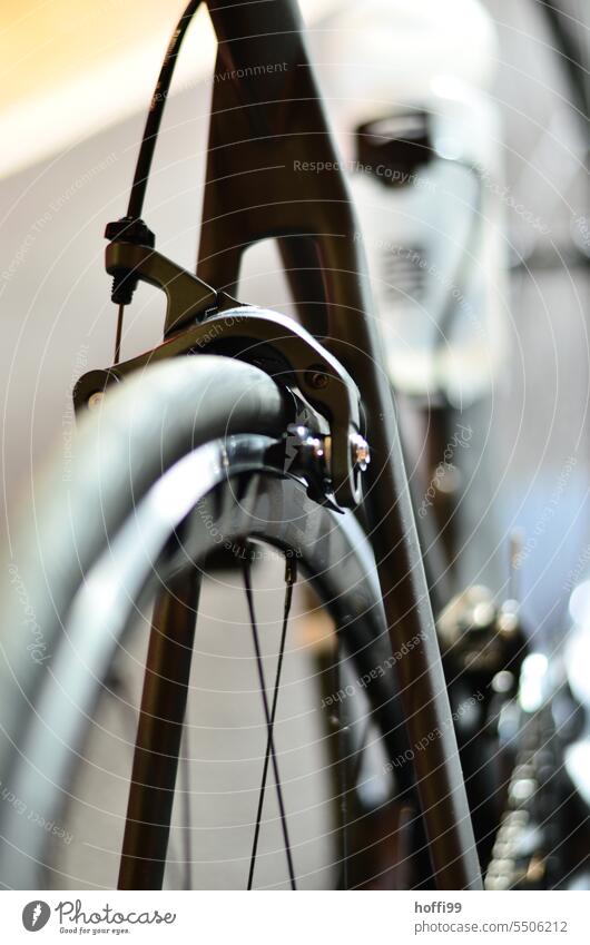 Nahaufnahme einer Bremse an einem Rennrad Anbauteil baugruppe Rennsport Ausrüstung Fahrrad Reifen Geschwindigkeit Lifestyle Sport Fahrradfahren Rad Radfahren