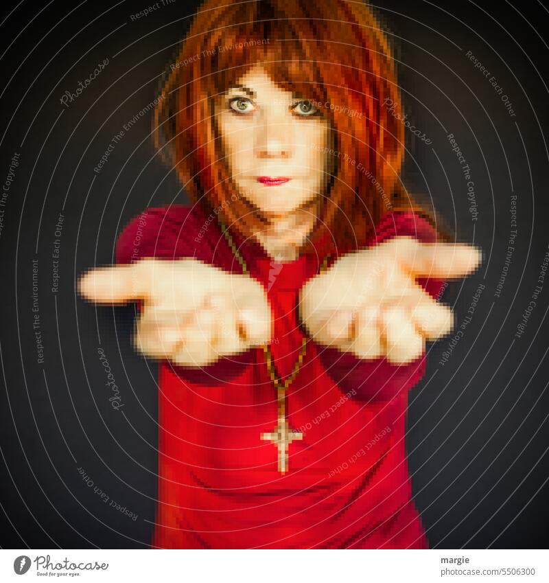 Eine Frau mit geöffneten Händen. Sie tragt eine Kette mit einem Kreuz! Verpixelt! rothaarig feminin langhaarig bitten beten Religion & Glaube Fragender Blick
