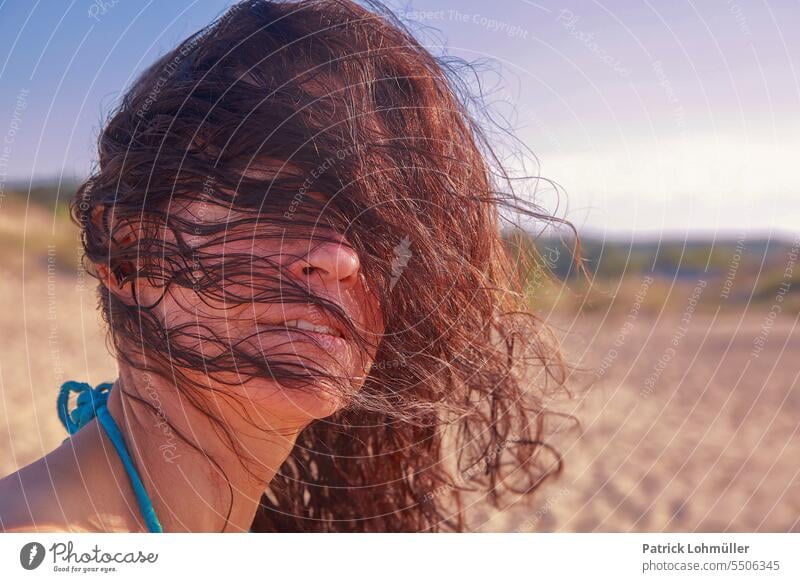 Haargesicht frau weiblich haare lange haare portrait gesichtwild brünett schwarze haare wind reif ü50 50+ gesundheit wechseljahre feminin kopf strand draußen
