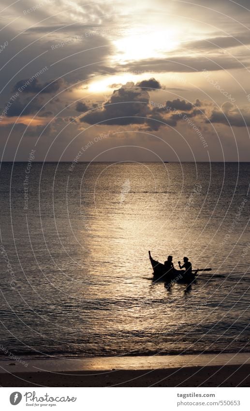 UNTERHALTUNG sprechen Mensch Mann Fischer Thailand Krabi Andamanensee Fischerboot Ruderboot Sonnenuntergang Ko Lanta Asien Indischer Ozean