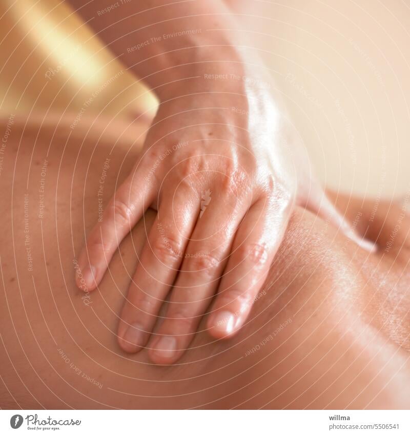 Von Massageöl glänzende Hand, die einen Rücken massiert Rückenmassage Verspannung Wellness entspannend wohltuend Wohlgefühl Physiotherapie massieren Behandlung