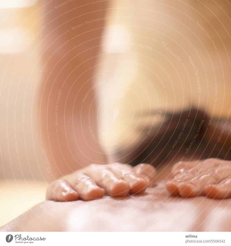 Lomi Lomi Nui Rückenmassage Massage Hände Verspannung Schmerzen Entspannung sanft nackt Frau Therapeut Alternativmedizin Behandlung Gesundheit Naturheilpraxis