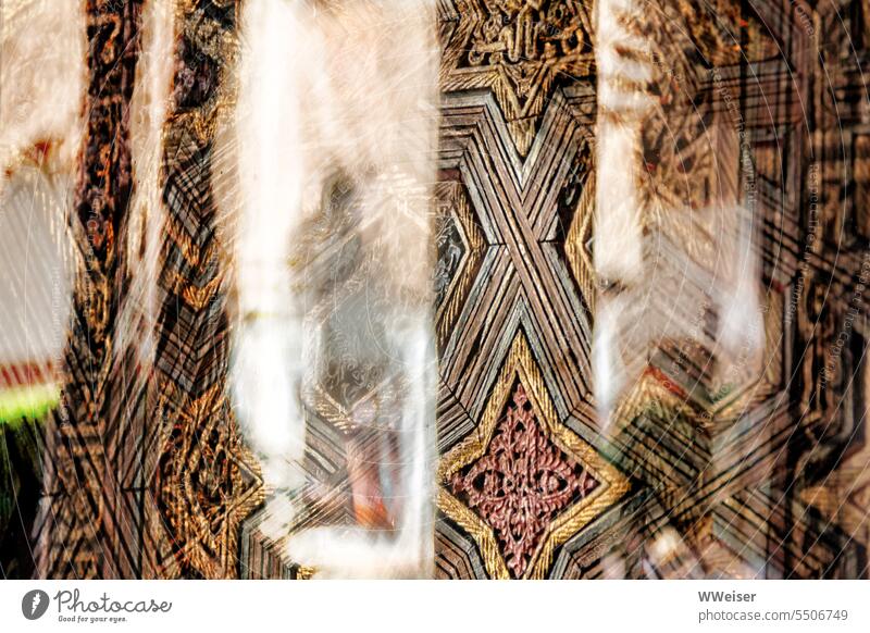 Eine webliche Gestalt in einem märchenhaften Gewand in einer Struktur aus orientalischen Mustern abstrakt Frau Märchen 1001 Nacht Orient Holz geschnitzt Fenster