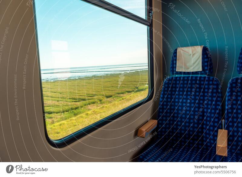 Zug auf der Fahrt zur Insel Sylt, in Deutschland. Blick aus dem Fenster mit Wattenmeer und Sumpf Transport Strand schön blau Stuhl Küste Farbe Konzept