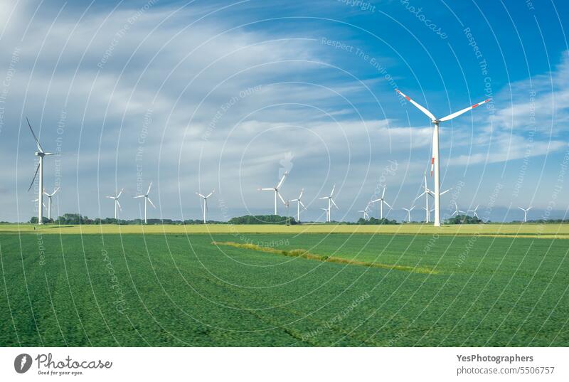 Windmühlenhof auf einem landwirtschaftlichen Feld an der Nordseeküste, Deutschland Ackerbau alternativ Klinge blau hell Sauberkeit Wolken Küstenlinie Farbe