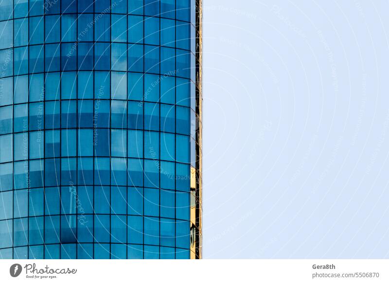 viele Fenster und Wände Fassade eines modernen Wolkenkratzers ohne Menschen abstrakt architektonischer Hintergrund Architekturmuster blau Gebäude Business