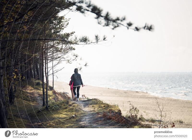 Familie spaziert im Wald am Strand entlang. Sommerurlaub Reise in der Nähe der Natur. Menschen verbringen aktiv ihre Freizeit. Genießen Sie lange Spaziergang während der Sommerzeit. Reise-Konzept