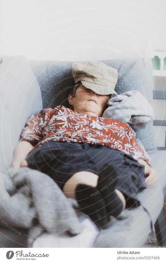 Drinkje bej Inkje | Feiern macht müde ;-) - Frau liegt mit dem Capy über dem Gesicht auf dem Sofa und schläft capy frau schlafen auf dem Rücken schlafend