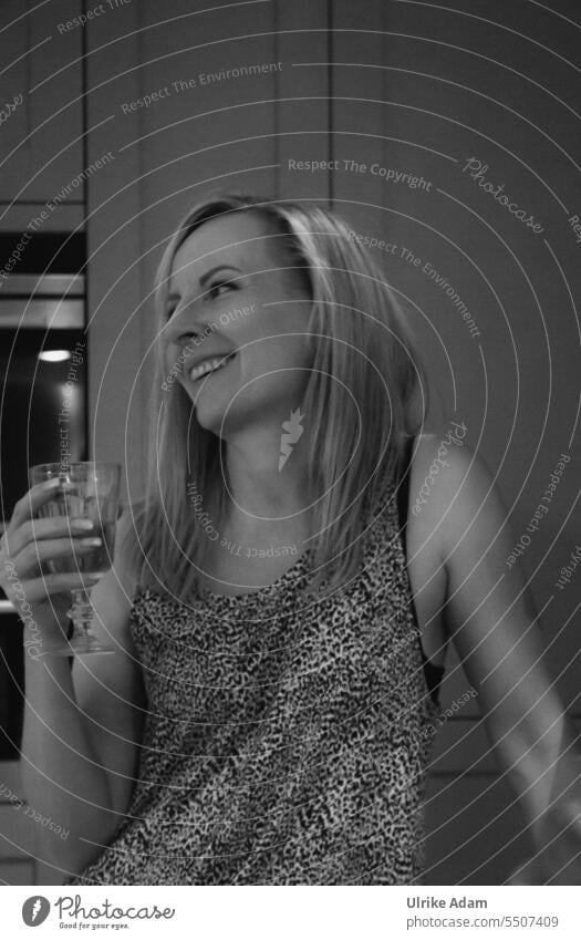 Drinkje bej Inkje | Leichtigkeit - Frau lächelt und hält locker ein Glas Wein in der Hand Portrait Blick in die Kamera attraktiv sympathisch hübsch selbstbewußt