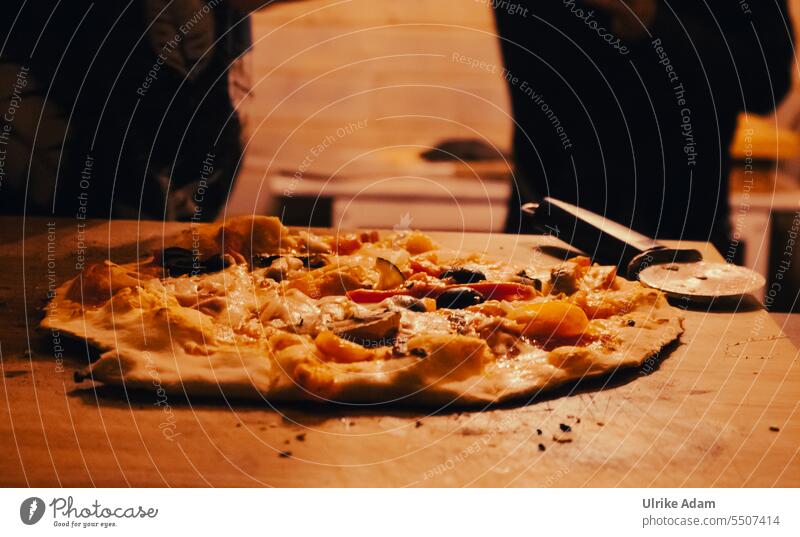 Drinkje bej Inkje | Lecker Pizza backen Essen Lebensmittel Mahlzeit Abendessen lecker Italienisch geschmackvoll frisch selbstgemacht gebacken mediterran Käse