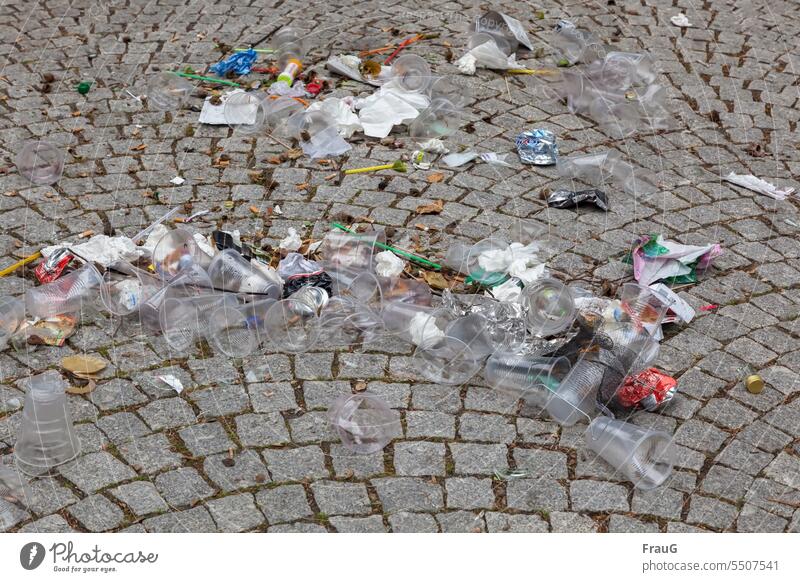 weg damit | nach dem Stadtfest Platz Pflaster Müll Abfall Becher Trinkröhrchen Getränkebüchsen Servietten Zigarettenstummel Verpackung Verpackungsmüll Glas