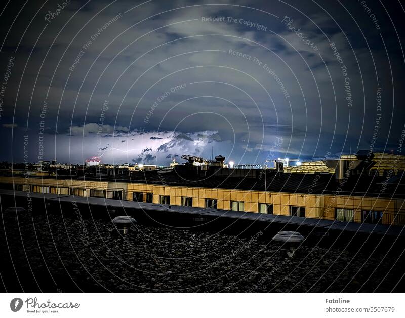 Über den Dächern von Berlin braut sich ein Gewitter zusammen. Im Hintergrund erleuchtet ein Blitz den Himmel. Der erste, den ich auf einem Foto einfangen konnte.