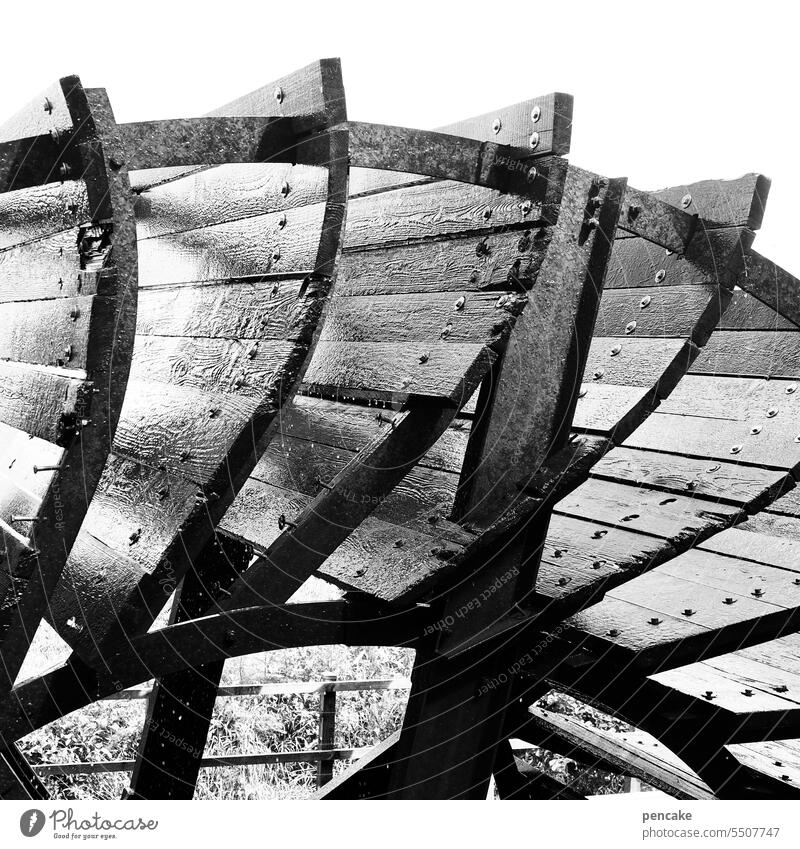 klangmalerei | es klappert die mühle... Mühlrad Wassermühle Bach Energie schwarz-weiß Nachhaltigkeit alternativ klappern Klangmalerei Detailaufnahme Technik