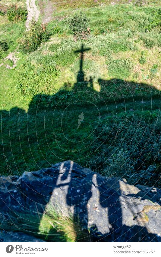 Selfie am Gipfelkreuz Gipfelstürmer Gipfelbesteigung Schatten Schattenspiel Berge u. Gebirge Felsen Außenaufnahme wandern Landschaft Farbfoto Wiese Bergwiese