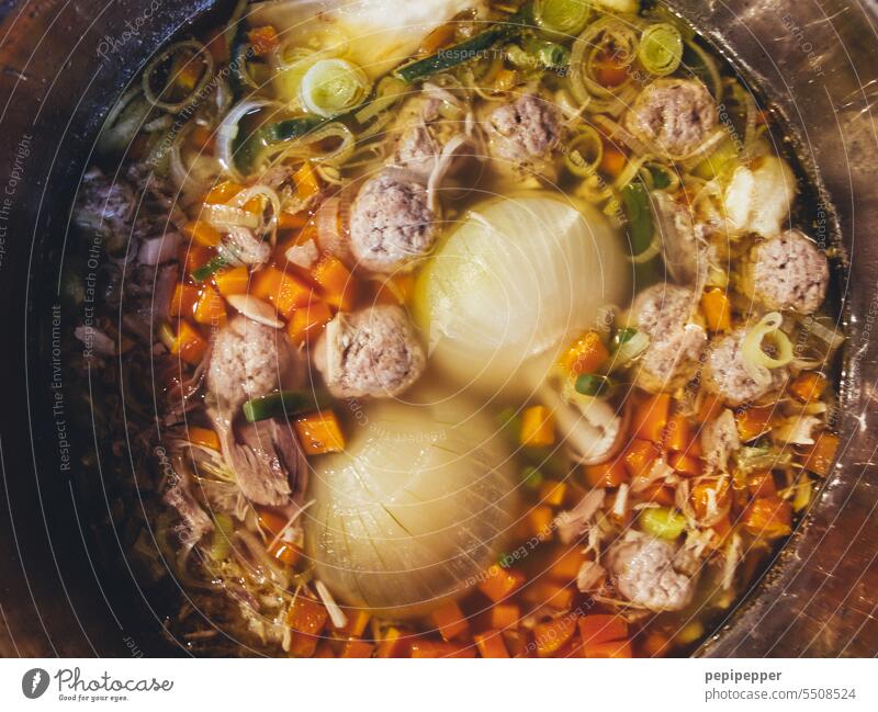 Blick in den Suppentopf kochen & garen Kochtopf kochend Gemuesesuppen Gemüsesuppe Ernährung Farbfoto Lebensmittel Gesunde Ernährung Küche Kräuter & Gewürze