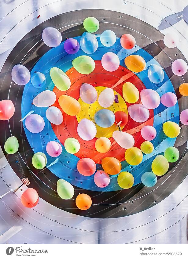Pfeilwurf auf Dartscheibe mit Luftballons Sommerfest Dartspiel Zahlen Ziffer Treffsicher Treffer Kreis mehrfarbig farbenfroh viele bunt Erfolg Farbigkeit