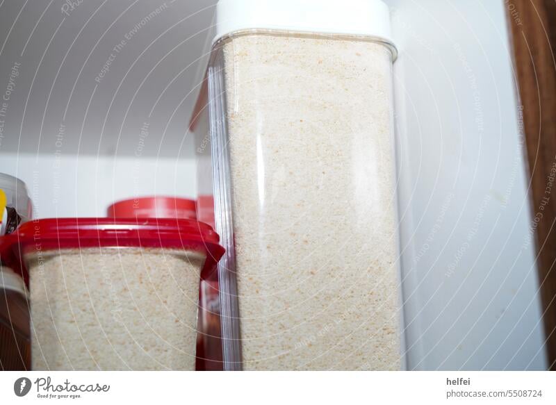 Blick in den Küchenschrank, mit getrockneten Semmelbrösel in der Plastik Verpackung Schrank Haushalt Kunststoffverpackung lebensmittel