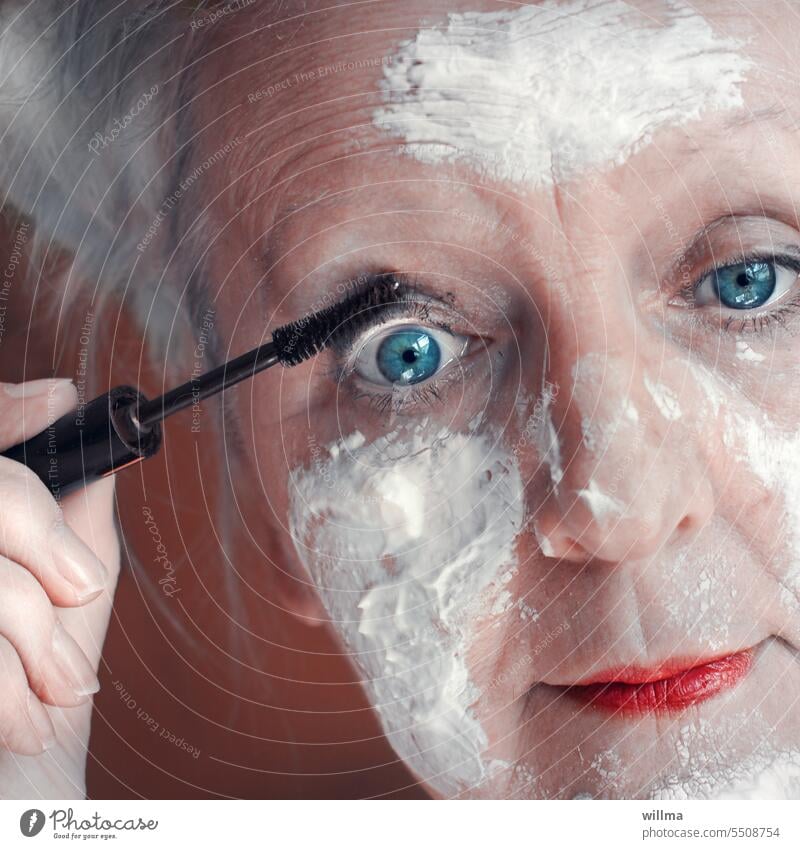 Ich geh jetzt mal die Welt retten schminken Quarkmaske Mascara Torschlusspanik Seniorin Schönheitswahn Gesicht Kosmetik Creme Wimperntusche Frau lustig verrückt