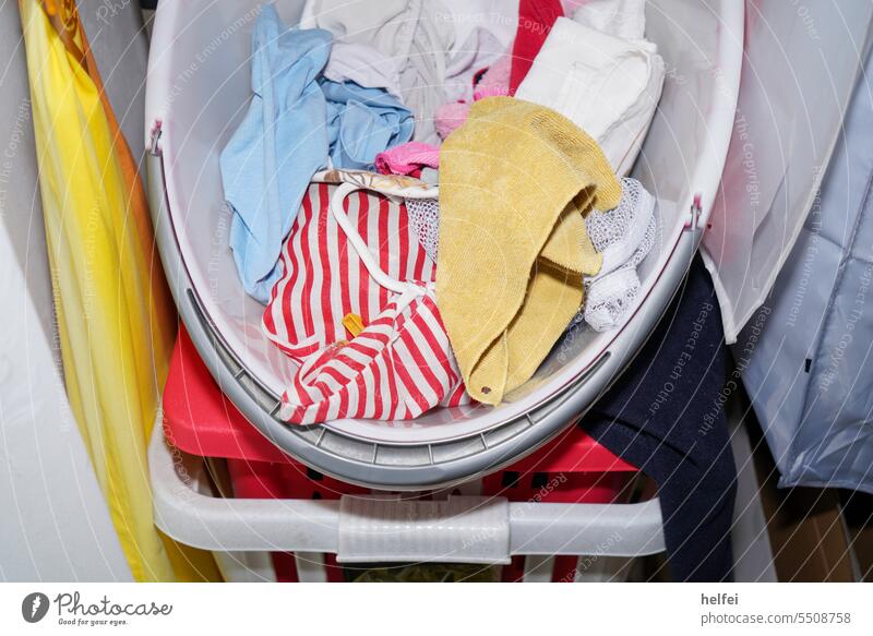 Wäschekorb mit gewaschener Wäsche fertig zum Bügeln Wäsche waschen Waschtag Bekleidung Häusliches Leben trocknen Sauberkeit Kleidung frisch Alltagsfotografie