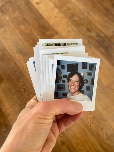 Portraitpolaroidstapel | drinkje bej inkje Polaroid Farbfoto Fotos Hand halten viele Bilder Porträt fröhliche Frau Bunt Kartenspiel sammeln Freundschaft