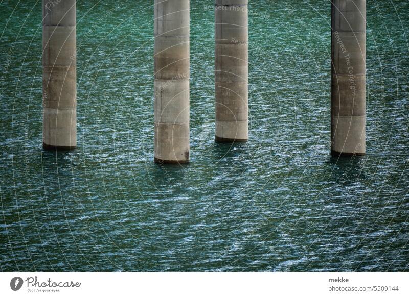 Säulen im See Wasser Pfeiler Beton Stützen Standbein Konstruktion Meer Bergsee Wasserstrom Fundament Ressource ökologisch Überlandleitungen Wasserkraftwerk