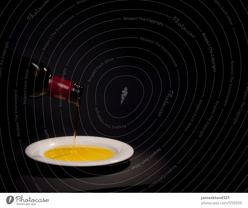 Öl - Olivenöl Lebensmittel Ernährung Italienische Küche genießen rein Rapsöl Speiseöl Vorspeise Flasche Farbfoto Studioaufnahme Detailaufnahme