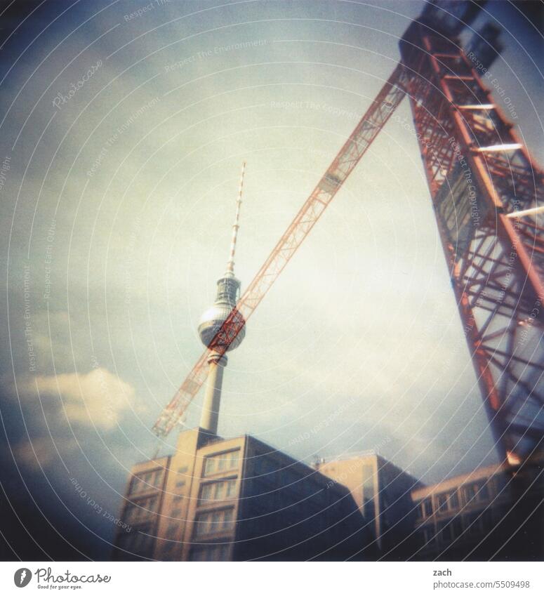 Baustelle analog Holga Fernsehturm Doppelbelichtung Turm Scan Dia Lomografie Cross Processing cross Berlin Berliner Fernsehturm Kran Haus Himmel Stadt düster