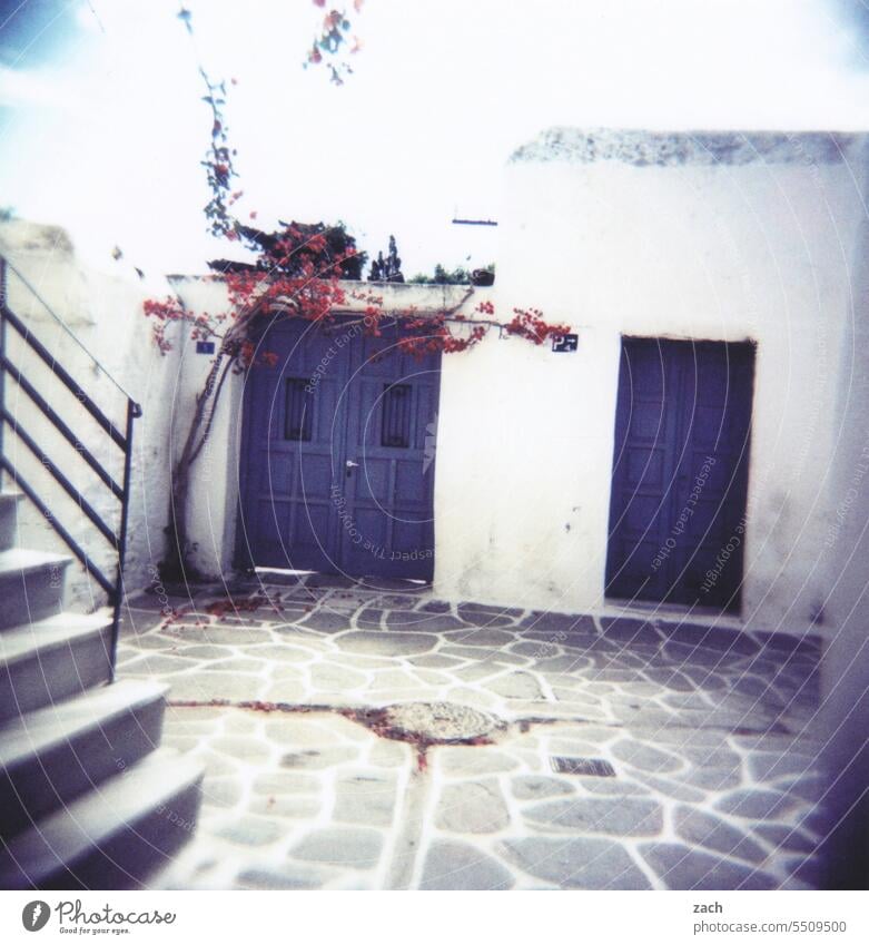 beim Griechen Lomografie analog Himmel Dia Holga Scan Griechenland Kykladen Griechische Inseln Kykladenarchitektur Dorf weiß blau Platz Treppe