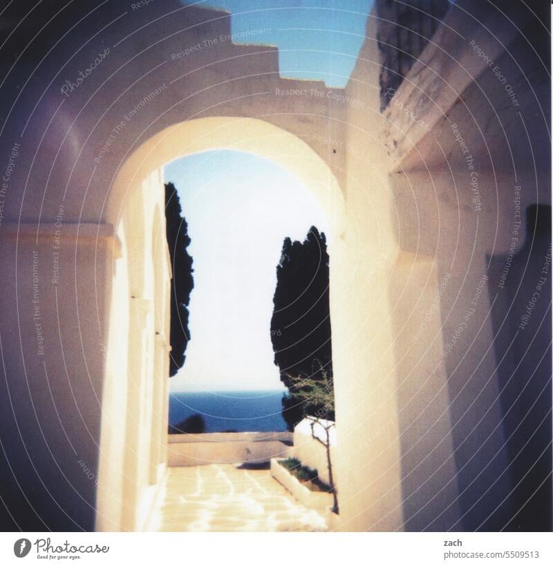 Gute Aussichten Griechenland Kykladen Holga Ägäis Mittelmeer Insel Dorf Haus Kykladenarchitektur Dia Scan analog Lomografie weiß Kapelle Durchgang ausblick
