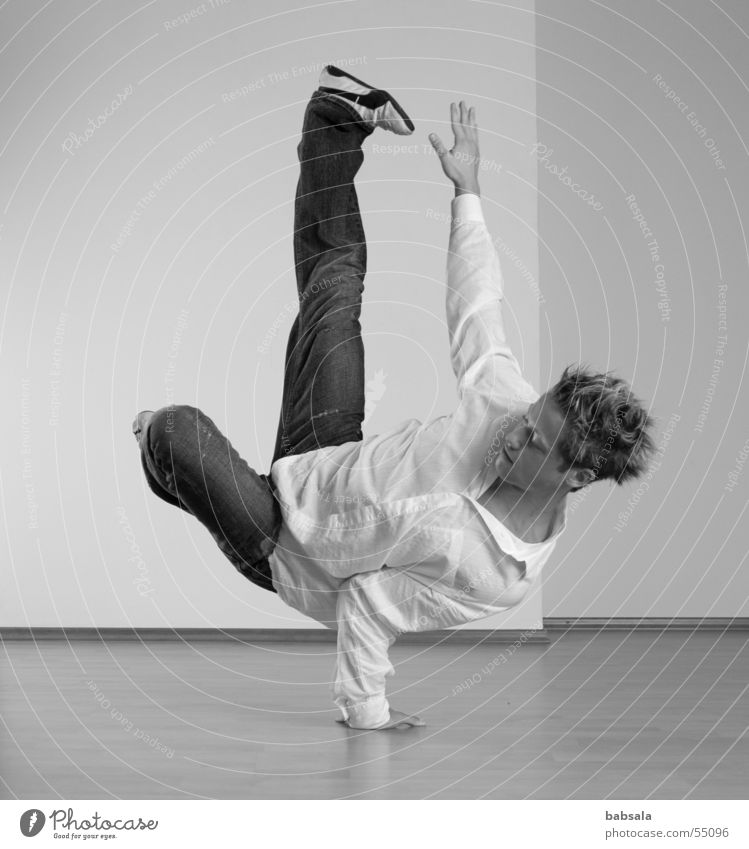 breakdance Mann Studioaufnahme Breakdancer Sport Schmerz anstrengen Körperbeherrschung