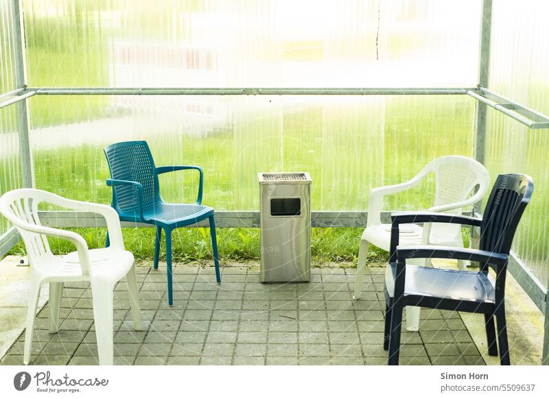 Wartebereich mit Aschenbecher warten Raucherecke Stühle Außenmöbel Gesellschaft sitzen Pause Pause machen unterschiedlich Auswahl Sammelsurium Einsamkeit Platz