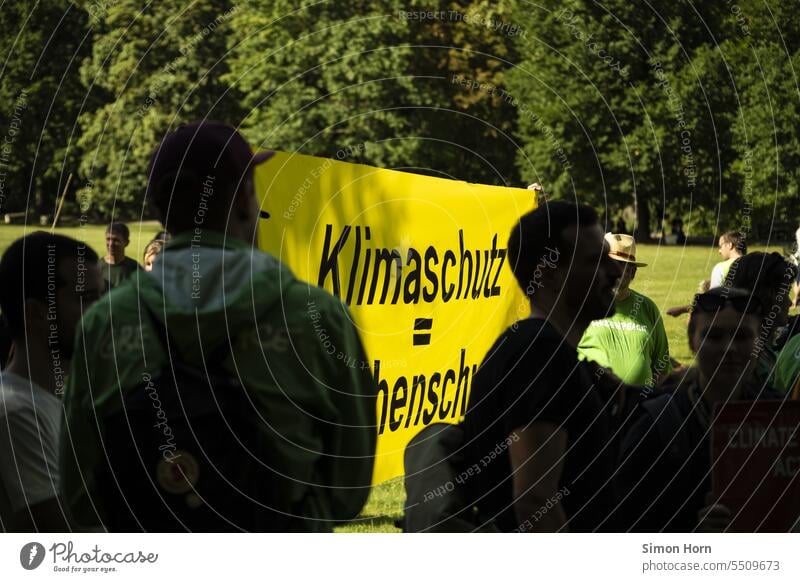 Banner fordert mehr Klimaschutz auf einer Demonstration Fahne Symbol Protest Aktionen Jugend Umweltschutz Klimakrise Klimaprotest Politik & Staat Klimawandel