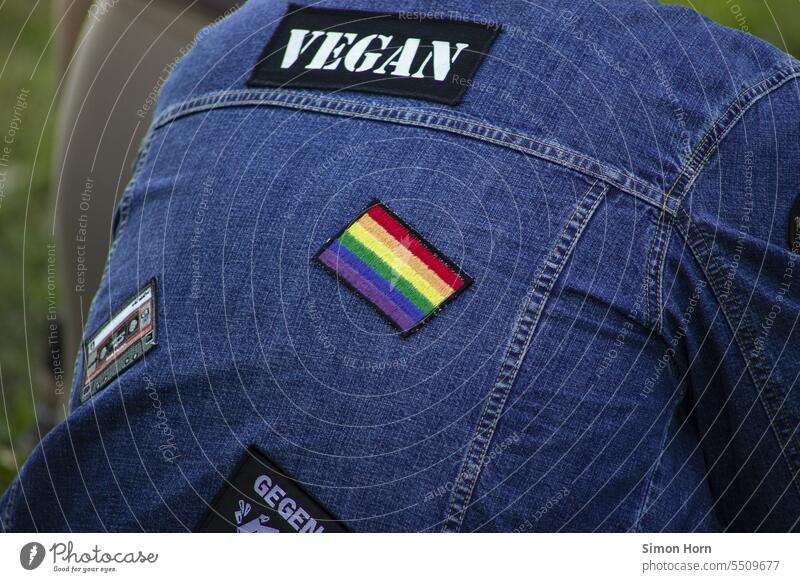Aufnäher auf einer Jeansjacke als Symbole einer neuen Lebenseinstellung Symbole & Metaphern LGBTQ vegan gegen Rassismus Regenbogen Toleranz Vielfalt Protest