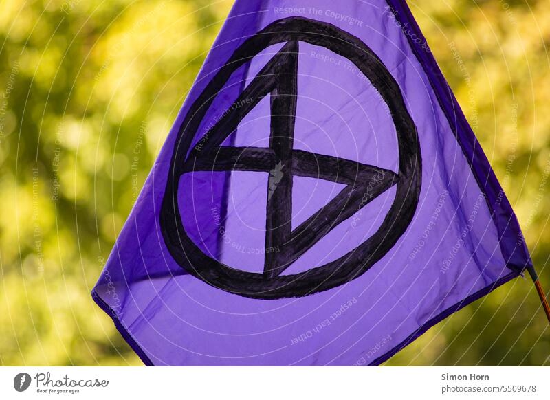 Fahne der Umweltschutzbewegung Extinction Rebellion Symbol radikal Ziviler Ungehorsam Protest Aktionen Jugend umstritten Klimakrise Klimaprotest Wut