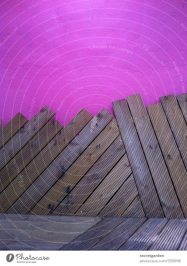 vernagelt. Mauer Wand Fassade Terrasse Holz Linie braun rosa Ordnungsliebe Neigung Kreativität Rest Farbfoto Außenaufnahme Muster Menschenleer Textfreiraum oben