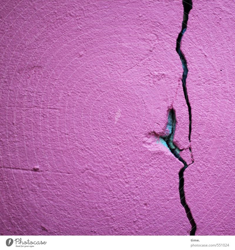 Bewegungsmelder Haus Mauer Wand Fassade Riss Stein Linie alt außergewöhnlich eckig gruselig kaputt rebellisch trashig Stadt rosa bedrohlich Hilfsbereitschaft