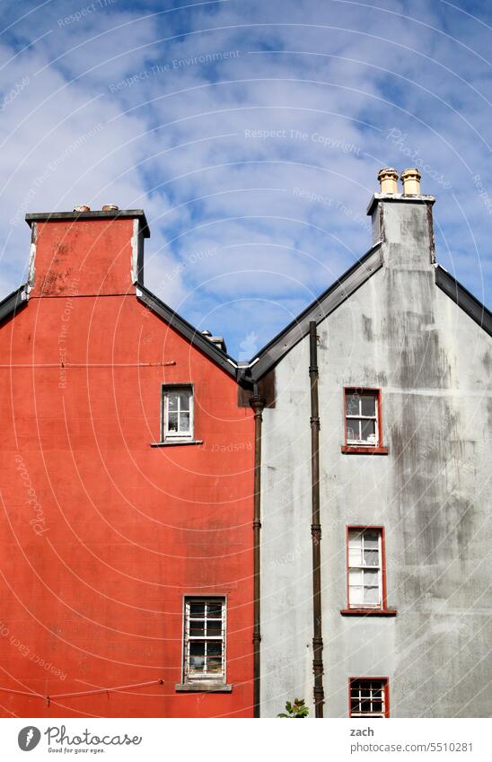grenzwertig I Farbgebung Haus Irland Fassade Gebäude Farbe Wand Mauer Altbau Farbigkeit farbige Wand