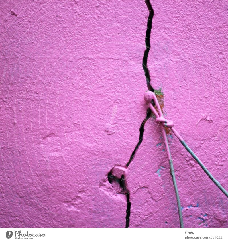 Gewichtsklasse Mauer Wand Fassade Putz Riss Nagel Draht Wäscheleine Lack lackiert kaputt verrückt trashig rosa Ärger Enttäuschung Erwartung Kitsch Konzentration
