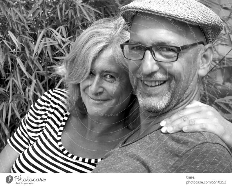 advanced romance Paar Mann Frau Mütze lachen lächeln Blick in die Kamera Erwachsene Porträt Fröhlichkeit Dreitagebart Lebensfreude Glück Freundschaft Freunde