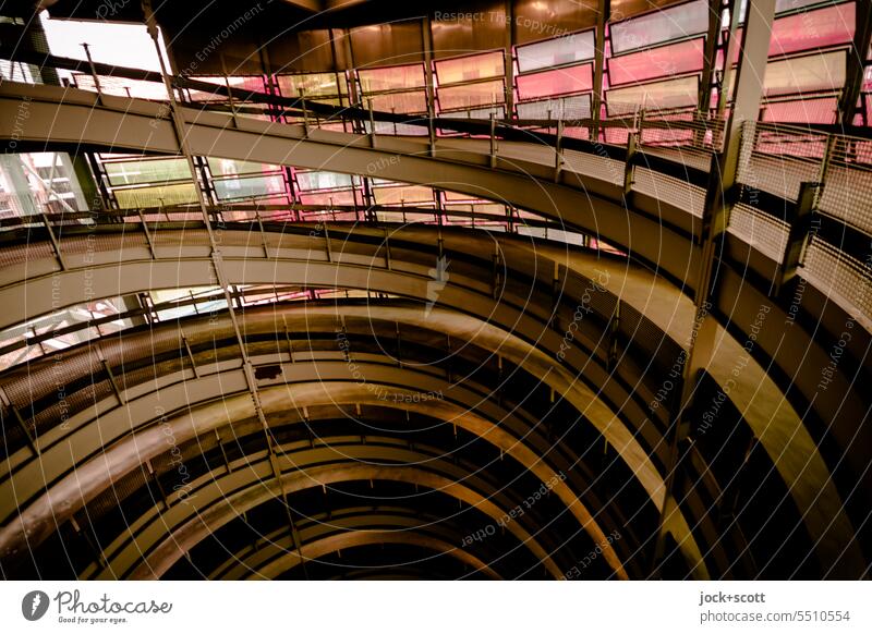 in Kreisen nach oben oder nach unten Rondell Parkhaus Weitwinkel Moderne Architektur schneckenförmig Gebäude Verkehrswege Schatten Spirale Rundbauweise Geländer