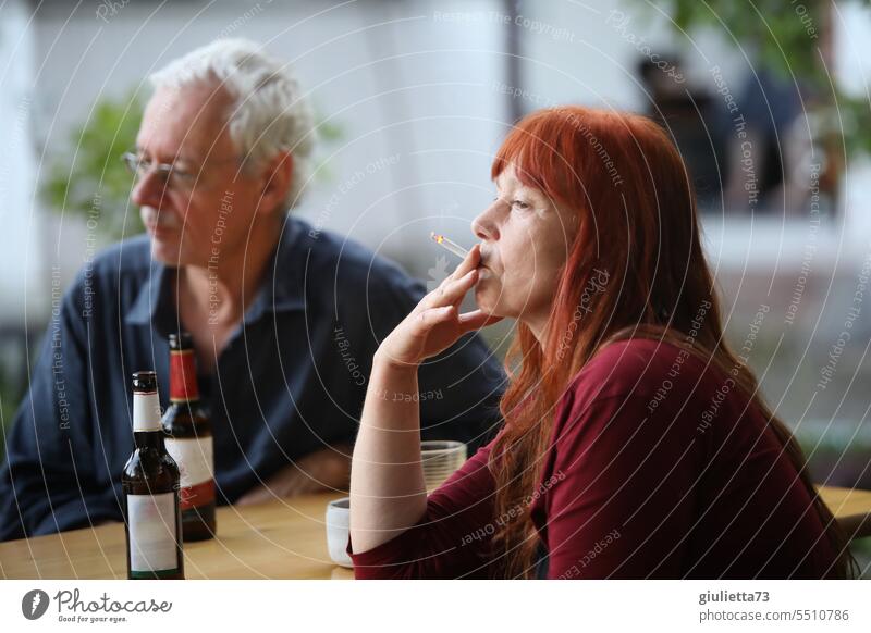 Drinkje bej Inkje | Wenn alles gesagt ist... Mann und Frau sitzen schweigend am Tisch, rauchen und trinken Bier Portrait Erwachsene Paar Trennung Enttäuschung