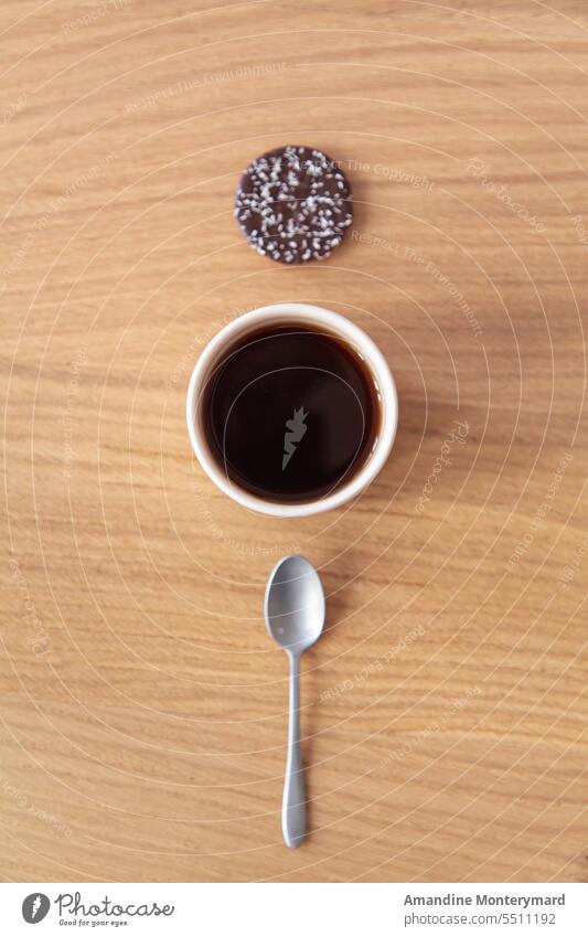 Kaffee mit einem Löffel und einem Schokoladenkeks Kaffeepause Zeit für Kaffee Kaffeetasse Kaffeebecher langsames Leben Kaffeetrinken Heißgetränk Café genießen