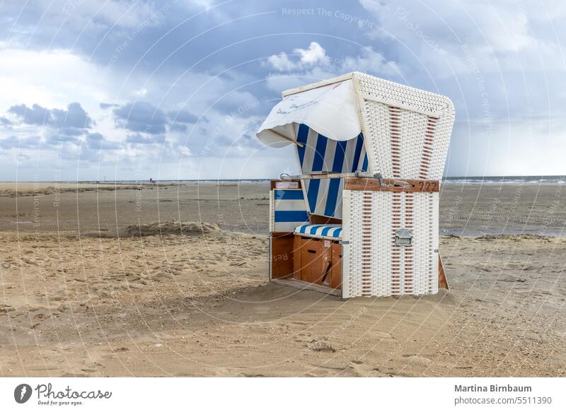 Strandkorb mit Kapuze am Strand an der Nordsee Strandkörbe strandkorb Sand Küste Stuhl Natur Urlaub Sommer MEER Sonne Feiertag Tourismus Erholung baltisch