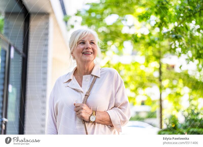 Porträt einer glücklichen älteren Frau in der Stadt Menschen Kaukasier Stehen Gesundheit Stadtleben graues Haar genießen Straße lässig Tag außerhalb
