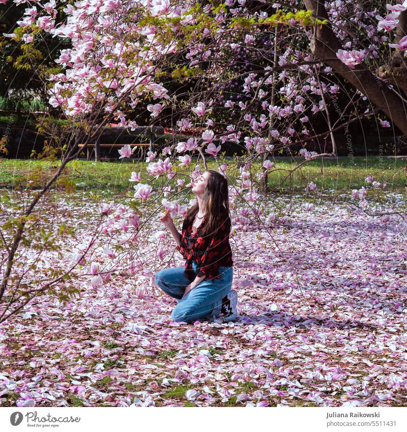 Frau unter dem Magnolienbaum Sonne Sonnenlicht Natur elegant Tag Sommer Frühling Baum blühen ästhetisch Außenaufnahme schön Model langes Haar Melancholie hübsch