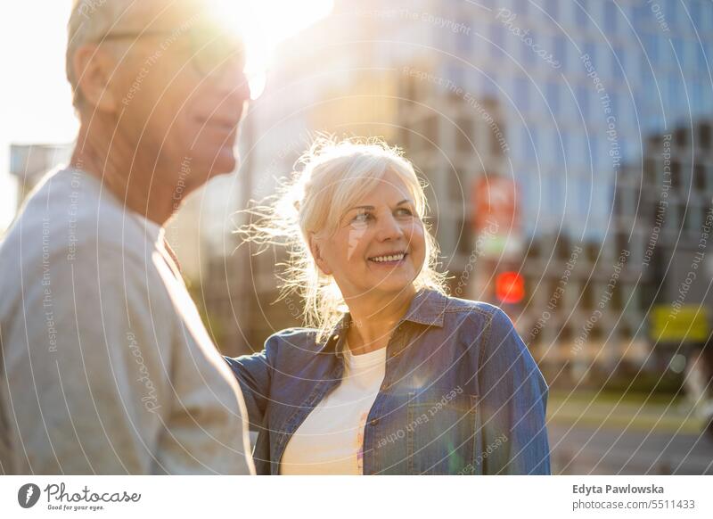 Porträt eines glücklichen älteren Paares, das an einem sonnigen Tag auf einer Straße in der Stadt steht Menschen Kaukasier Stehen Gesundheit Stadtleben